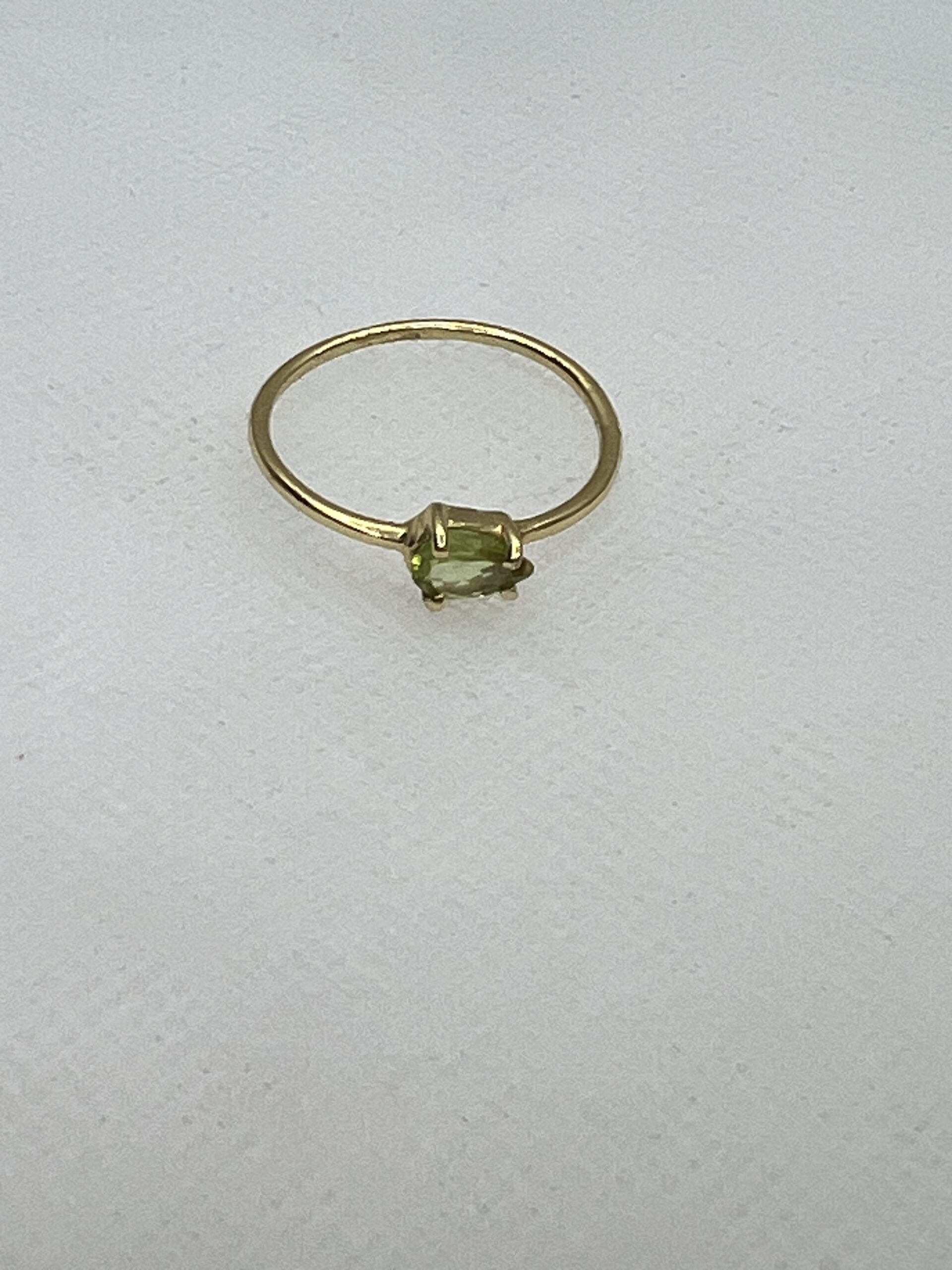 Anillo de plata chapada en oro amarillo con piedra natural