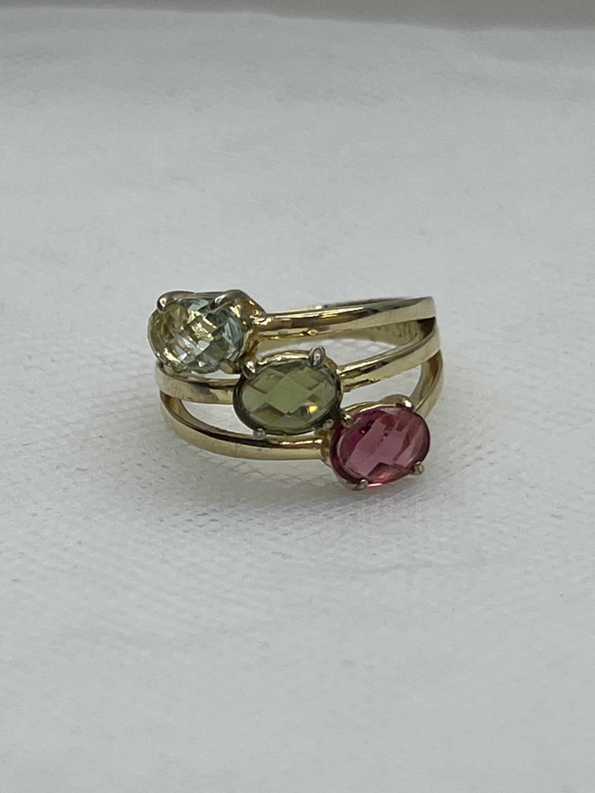 Tres anillos unidos chapados en oro amarillo con circonitas de colores.