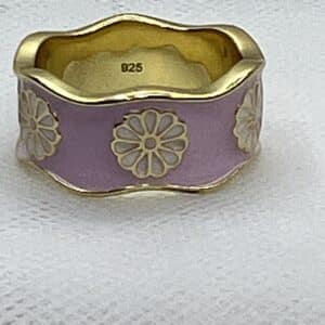 Anillo de plata de chapada en oro amarillo de esmalte lila.