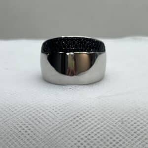 Anillo de plata rodiado en oro blanco con circonitas negras.