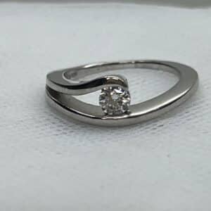 Solitario de plata rodiado en oro blanco con circonita