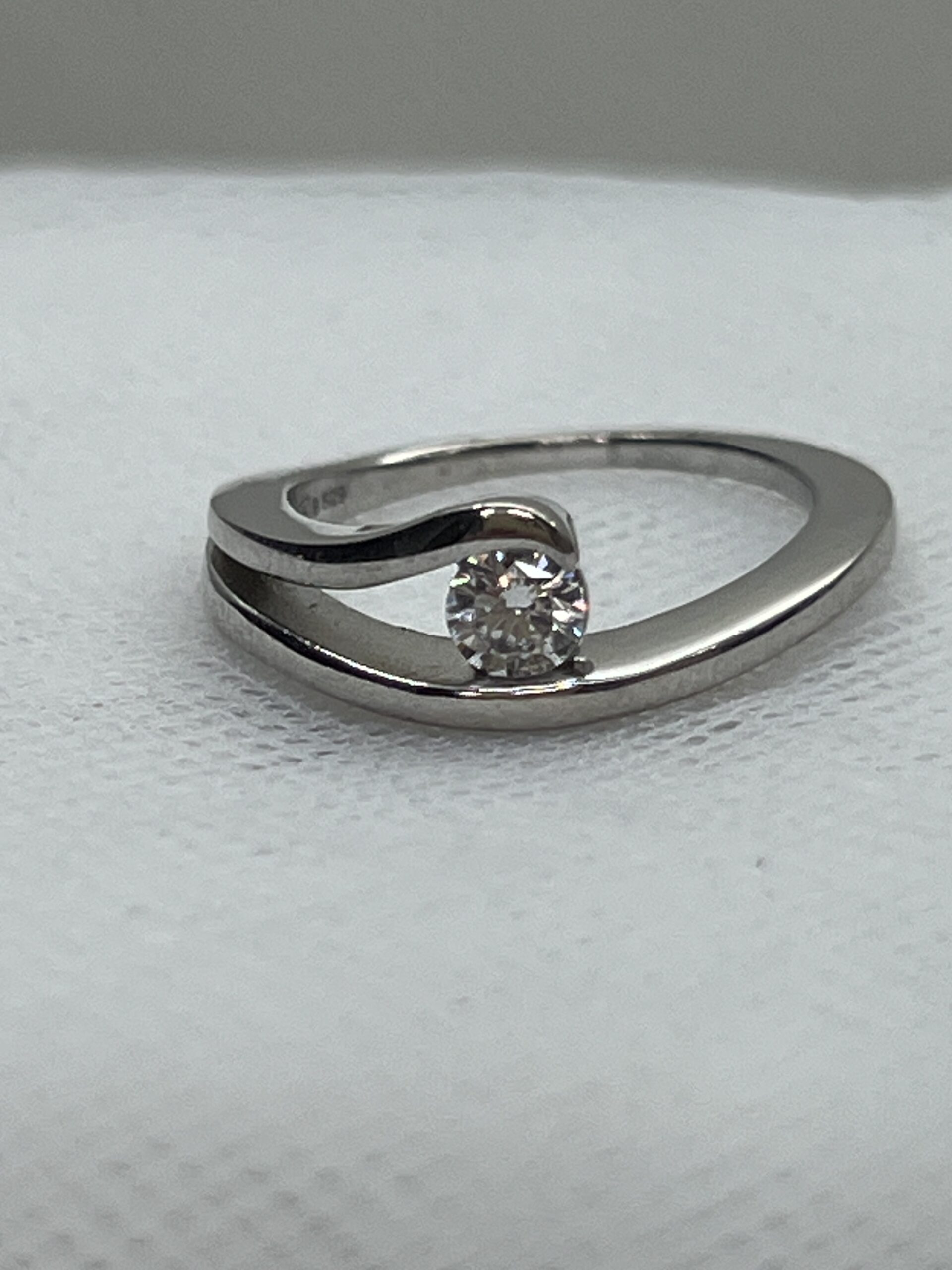 Solitario de plata rodiado en oro blanco con circonita