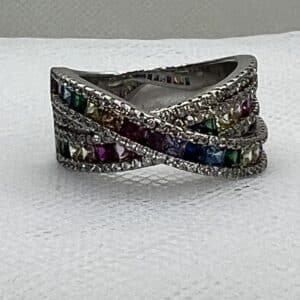 Anillo de plata rodiado en oro blanco con circonitas de colores.