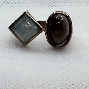 Anillo de plata rodiado en oro rosa con piedras naturales.