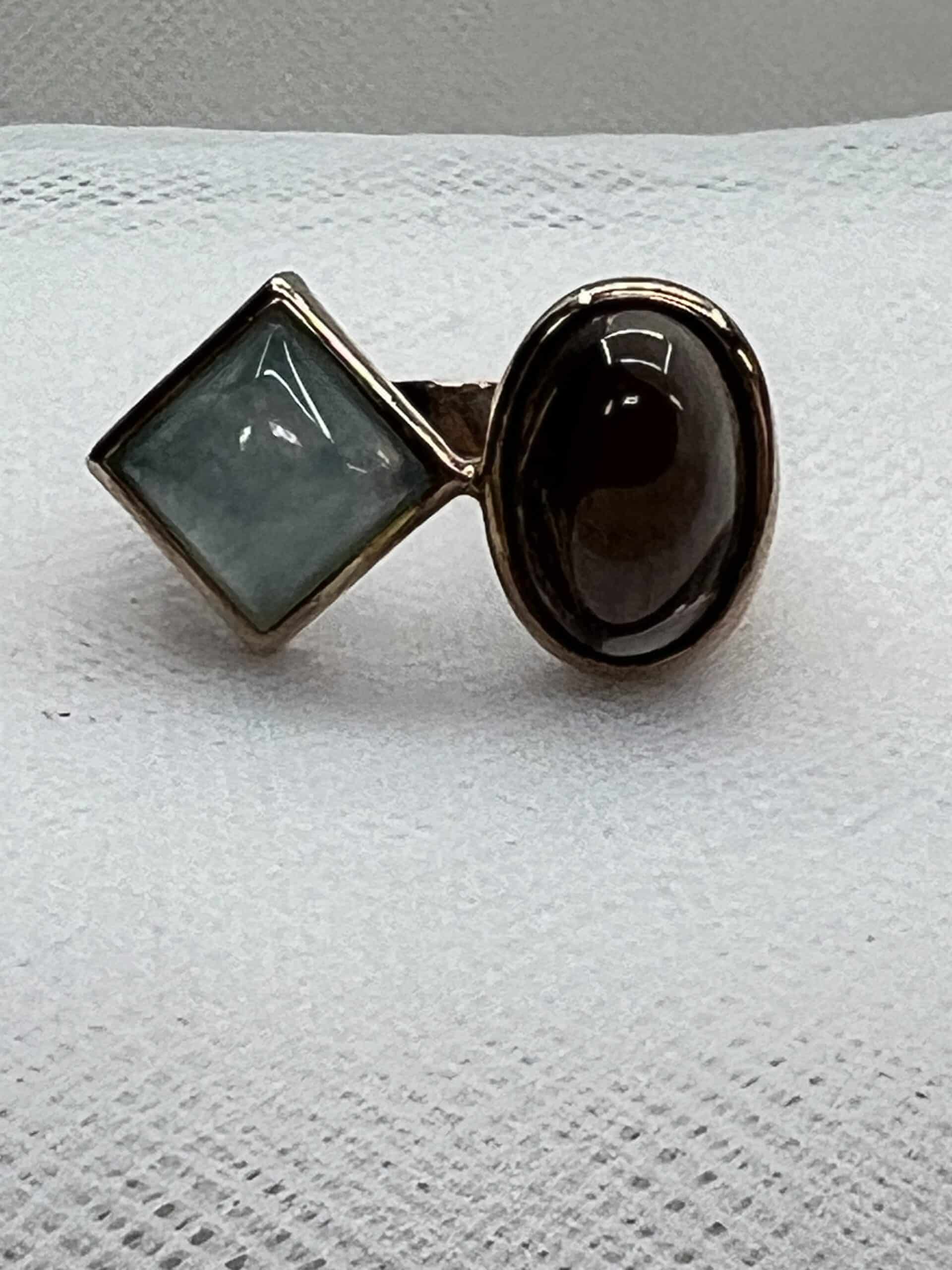 Anillo de plata rodiado en oro rosa con piedras naturales.
