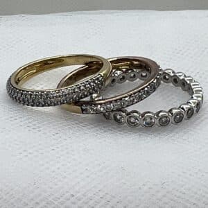 Pack de tres anillos chapados en oro amarillo rosa y blanco con circonitas