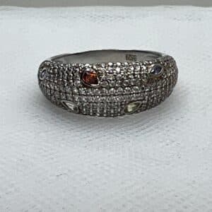 Anillo de plata rodiado en oro blanco con pave de circonitas