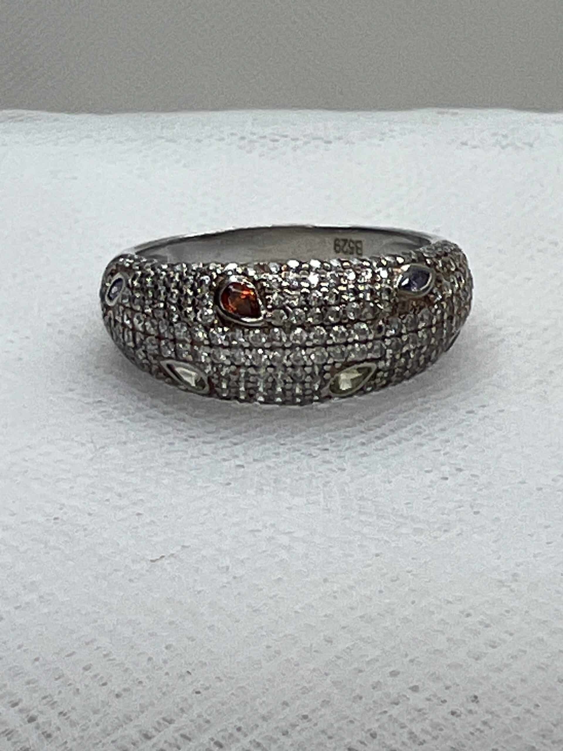 Anillo de plata rodiado en oro blanco con pave de circonitas