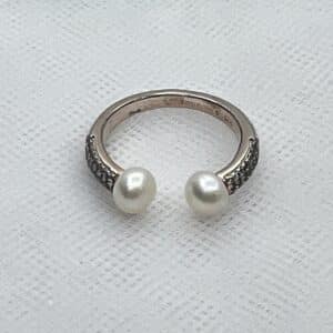 Anillo de plata chapado en oro blanco con perlas naturales.