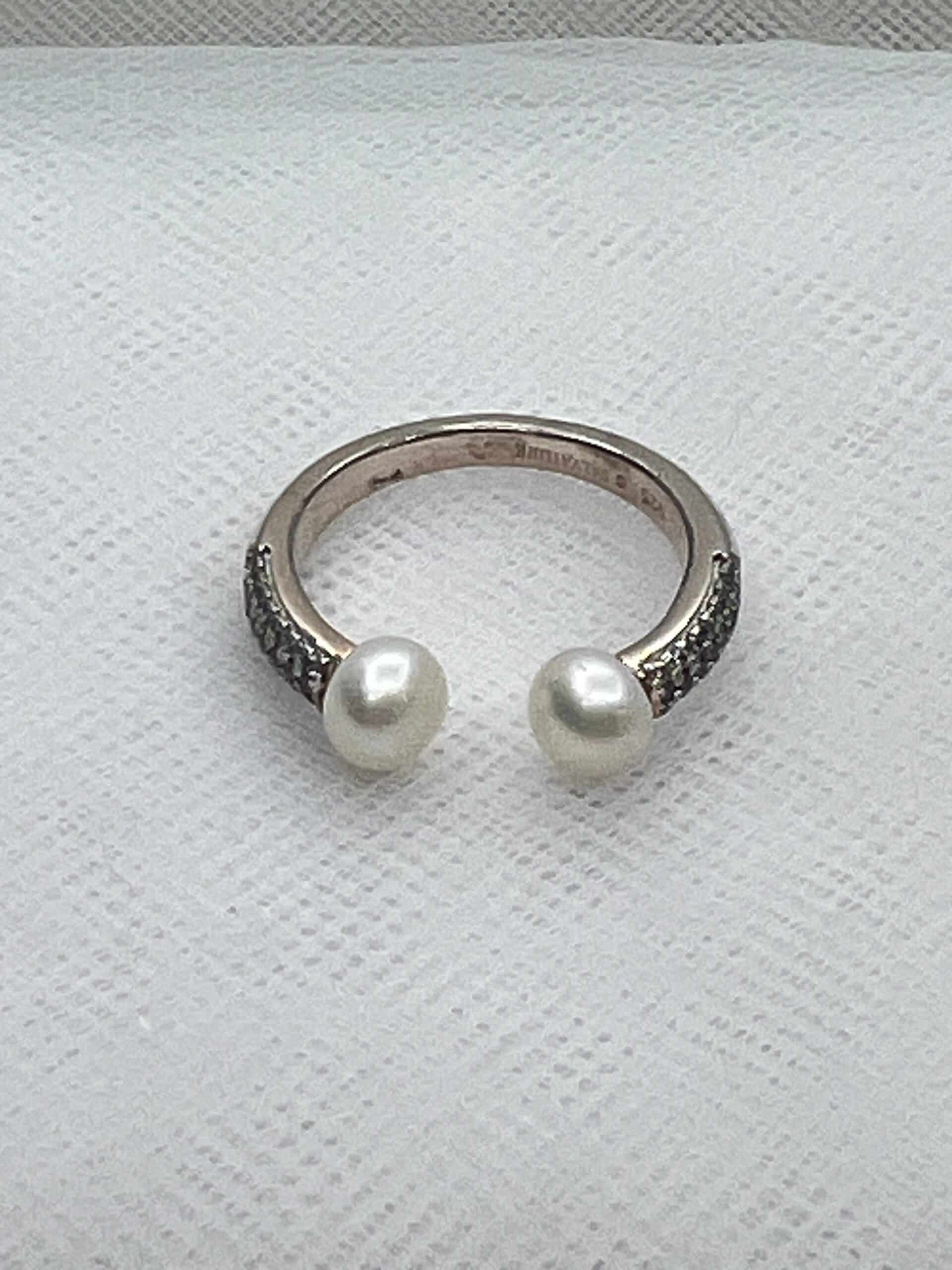 Anillo de plata chapado en oro blanco con perlas naturales.