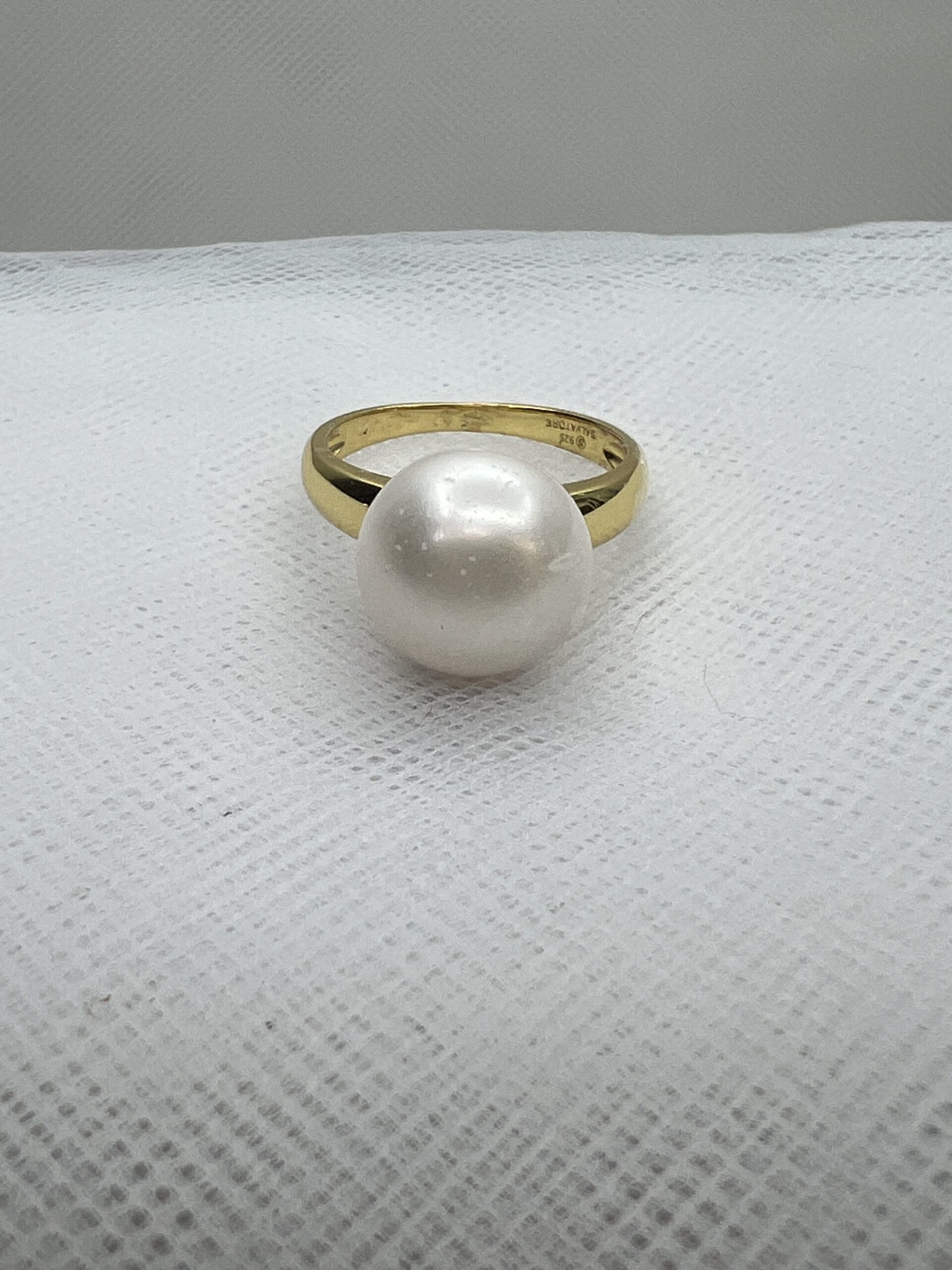 Anillo de plata chapada en oro amarillo con perla natural.