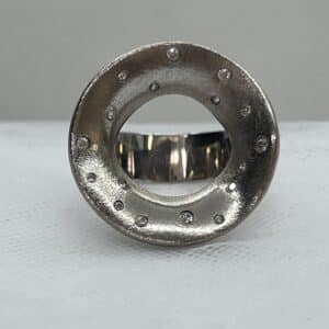 Anillo de plata rodiado en oro blanco matizado.