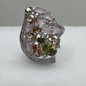 Anillo de plata rodiado en oro blanco con circonitas de colores y cuarzo rosa.