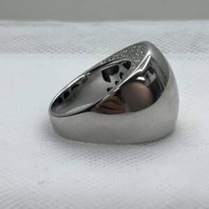 Anillo de plata rodiado en oro blanco con circonitas.
