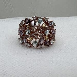 Anillo de plata chapado en oro rosa con circonitas de colores.