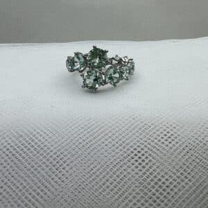 Anillo de plata rodiado en oro blanco con circonitas verde menta.