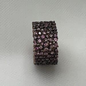 Anillo de plata rodiado en oro rosa con pave de circonitas lilas