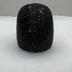 Anillo rodiado en oro blanco y pave de circonitas negras