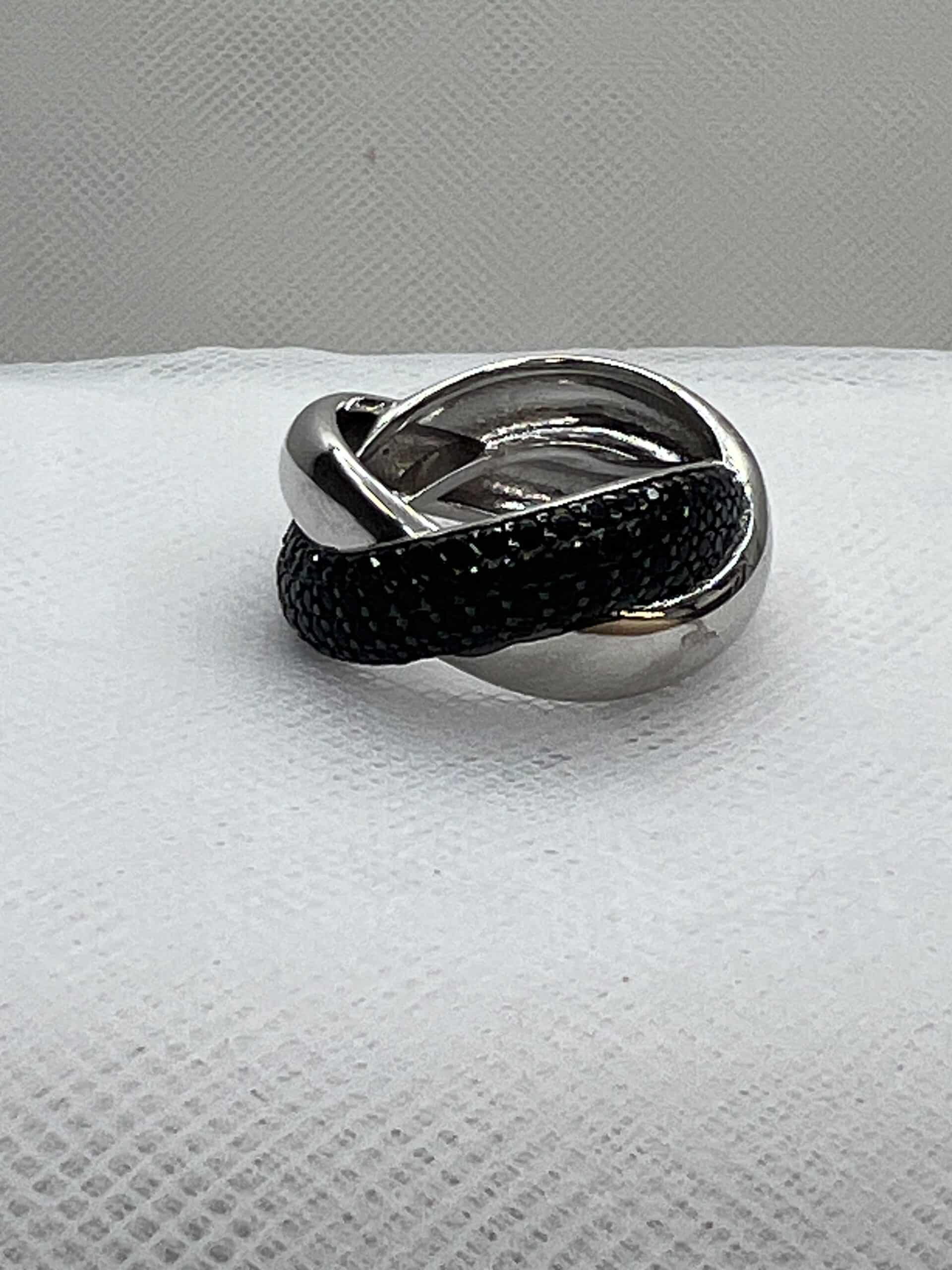 Anillo de plata rodiado en oro blanco con circonitas negras.