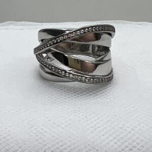 Anillo de plata rodiado en oro blanco con circonitas.