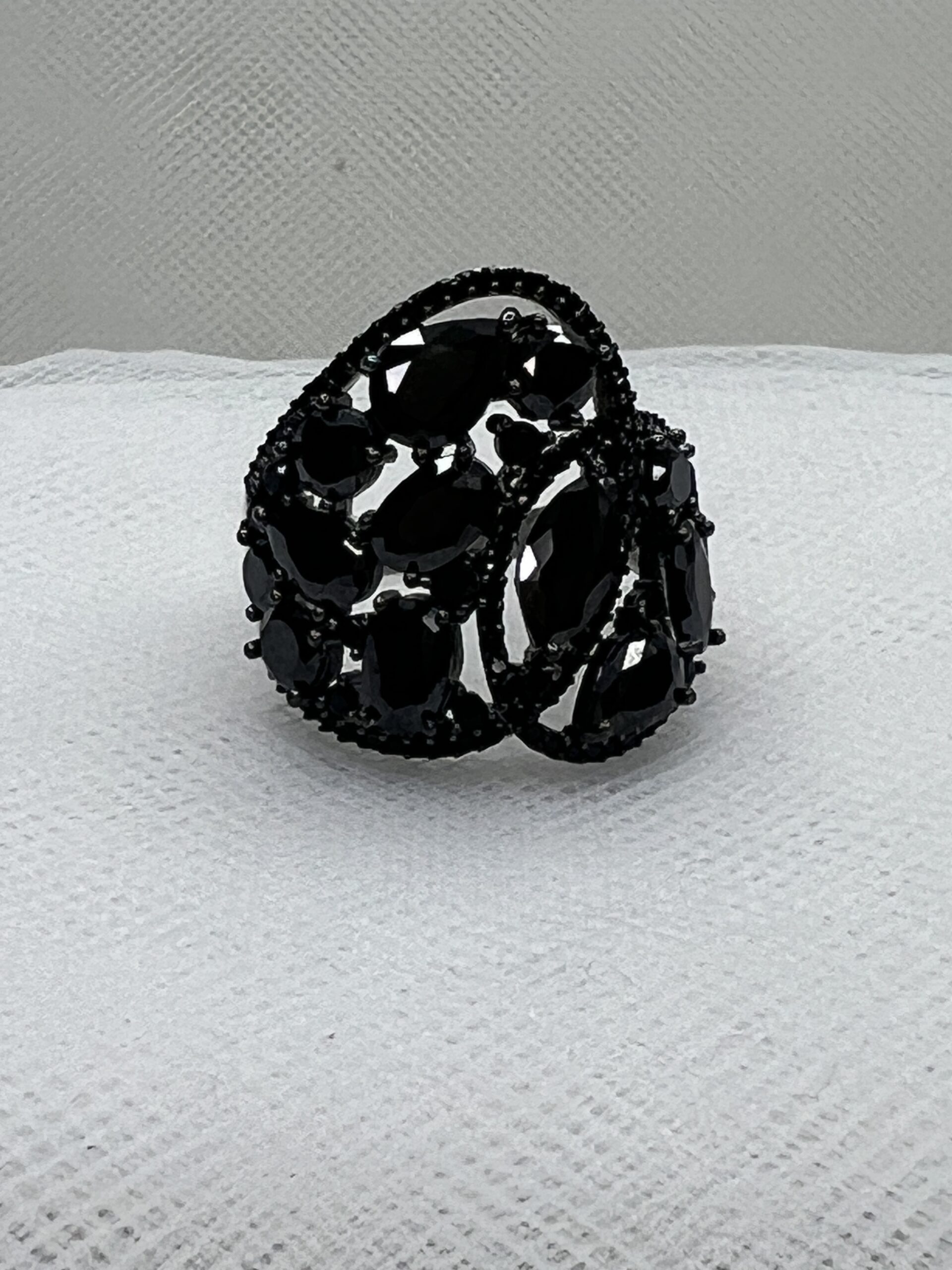 Anillo de plata chapada en negro con circonitas negras.