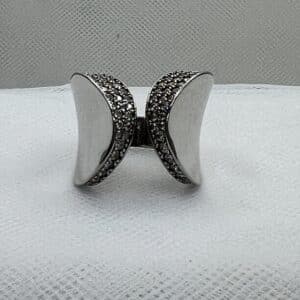 Anillo de plata rodiado en oro blanco con circonitas.