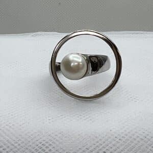 Anillo de plata rodiado en oro blanco con perla natural.