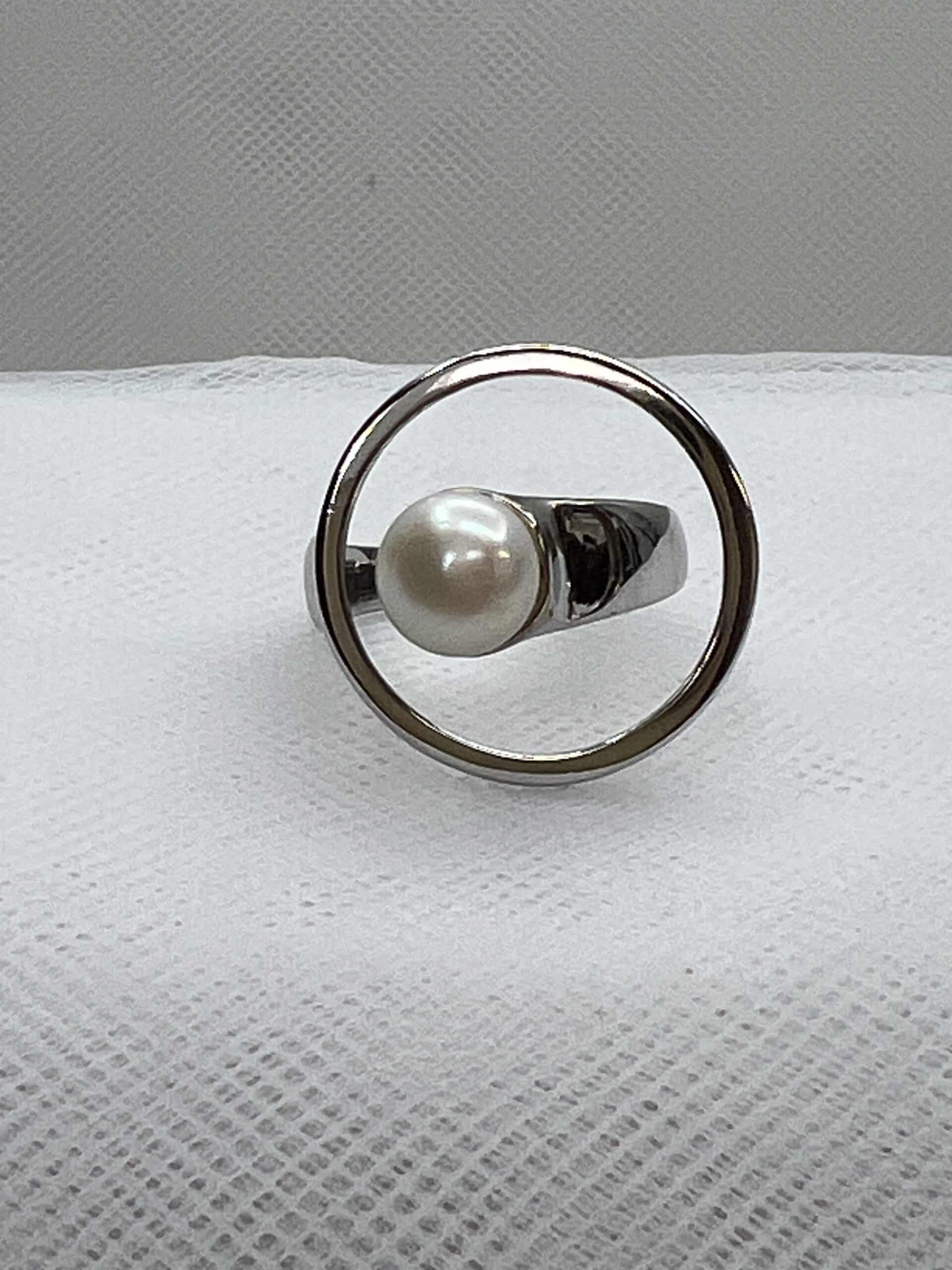 Anillo de plata rodiado en oro blanco con perla natural.