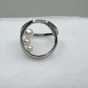 Anillo de plata rodiado en oro blanco con pequeñas perlas.