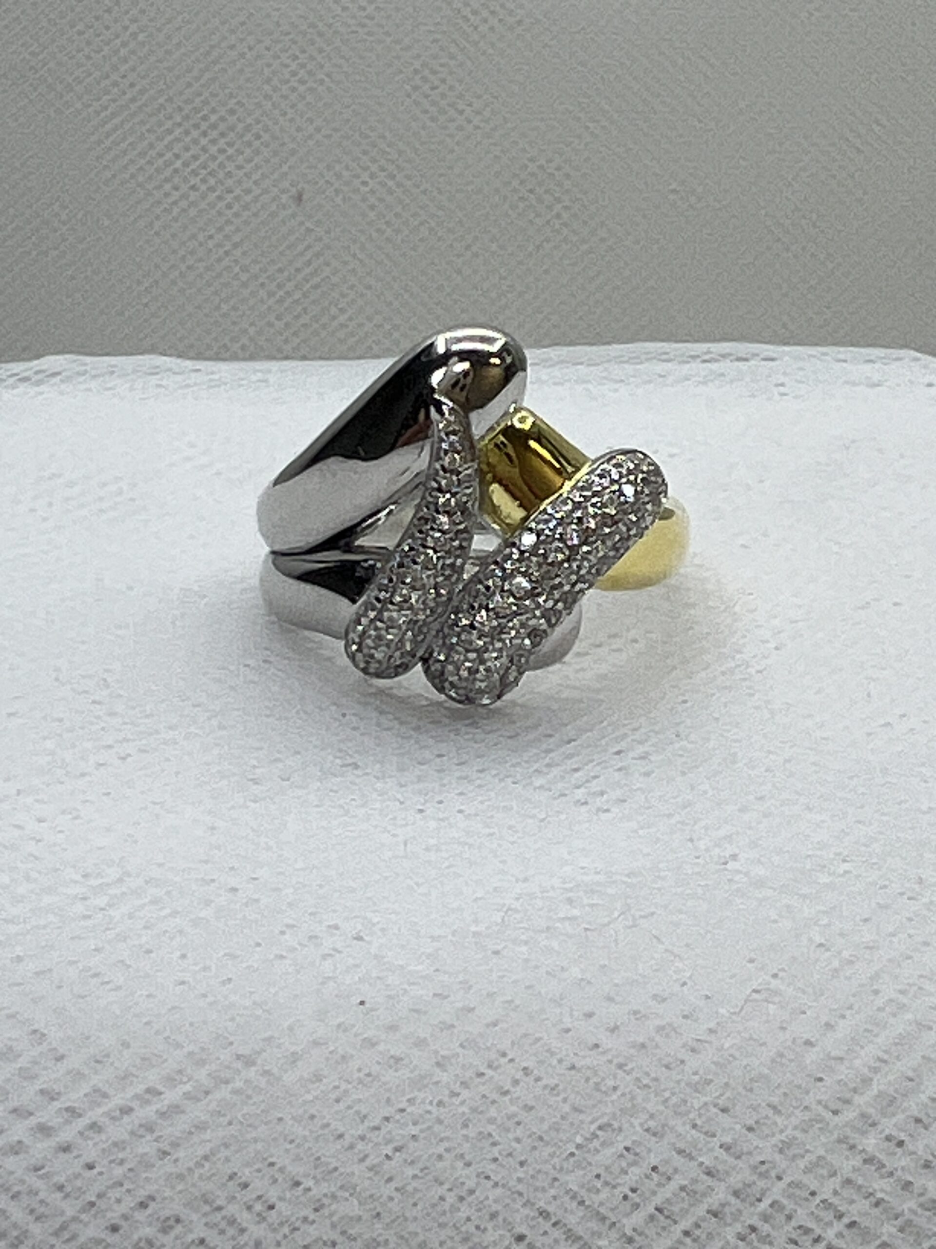 Anillo de plata bicolor oro amarillo y blanco chapado con circonitas.