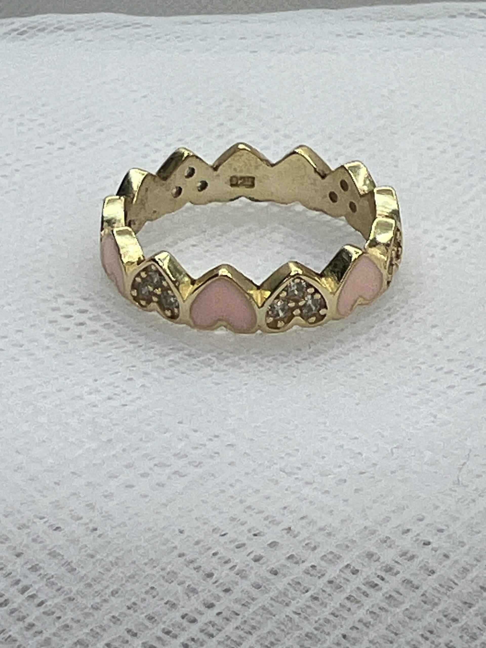 Anillo de plata de plata chapado en oro amarillo con corazones de esmalte.