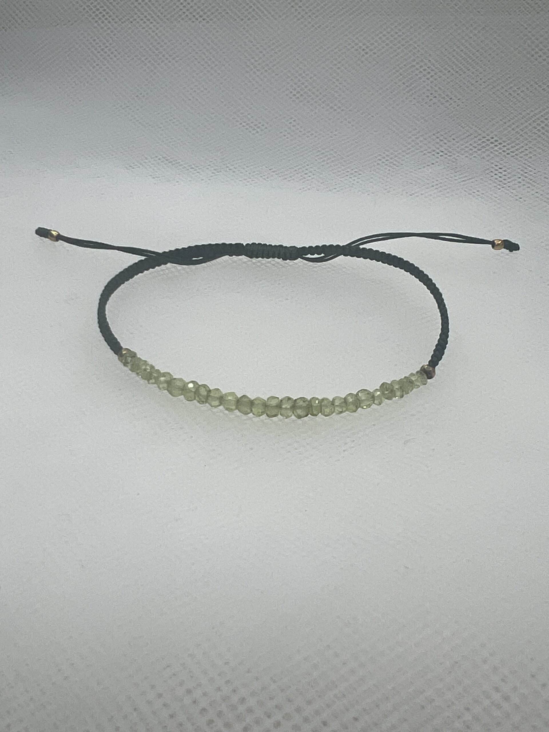 Pulsera de macramé verde con piedras naturales