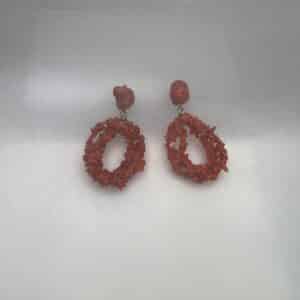 Pendientes de plata chapada en oro amarillo boton de coral y colgantes de coral natural.