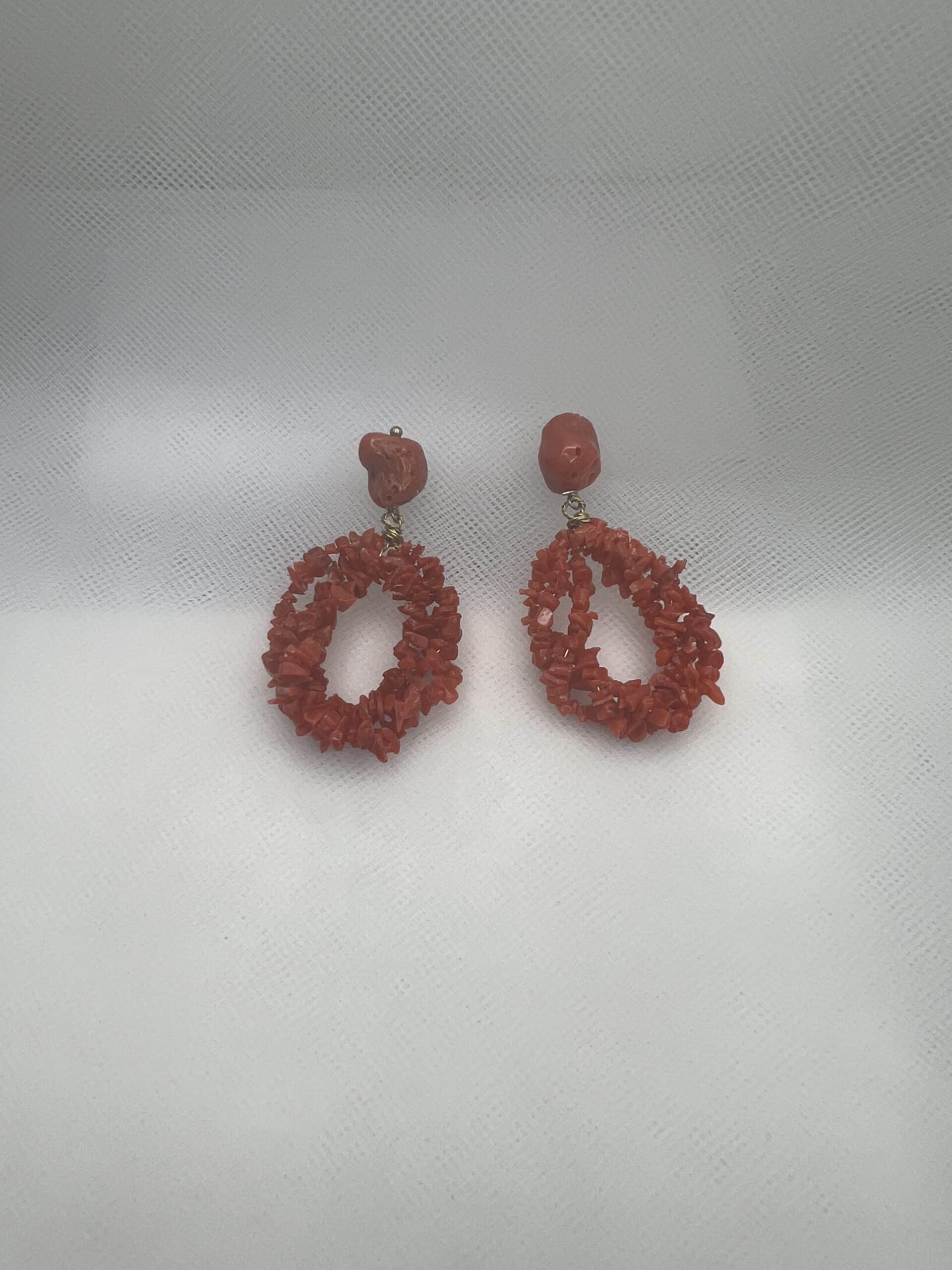 Pendientes de plata chapada en oro amarillo boton de coral y colgantes de coral natural.
