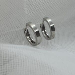 Pendientes aros pequeños de plata rodiados en oro blanco.