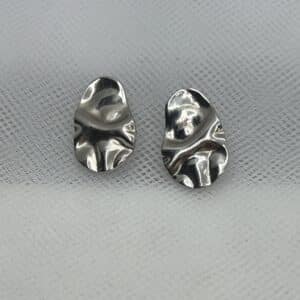 Pendientes de boton de plata rodiados en oro blanco martelados