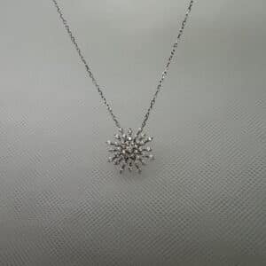 Collar de plata con colgante de copo de nieve