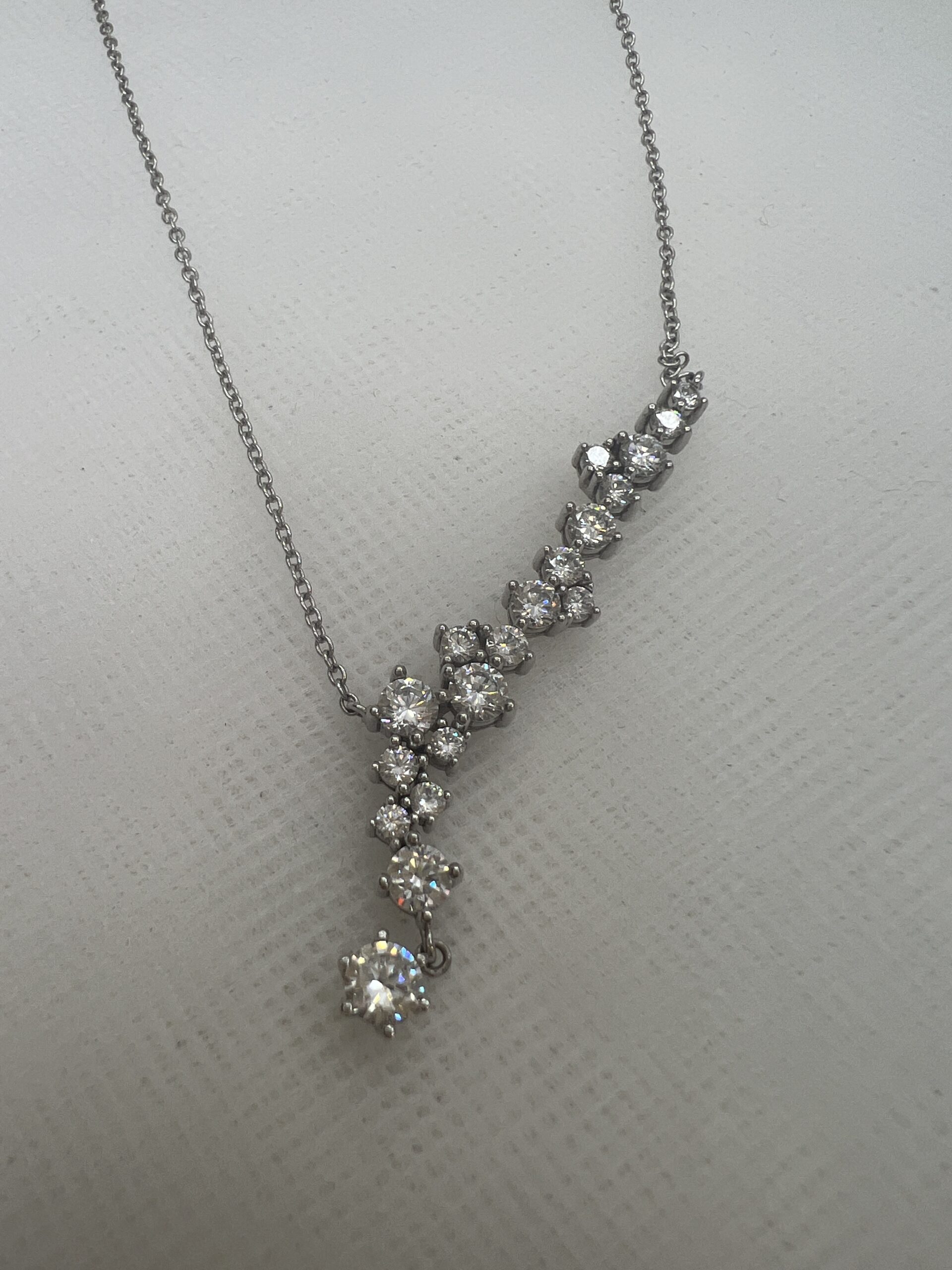 Collar con colgante central de circonitas