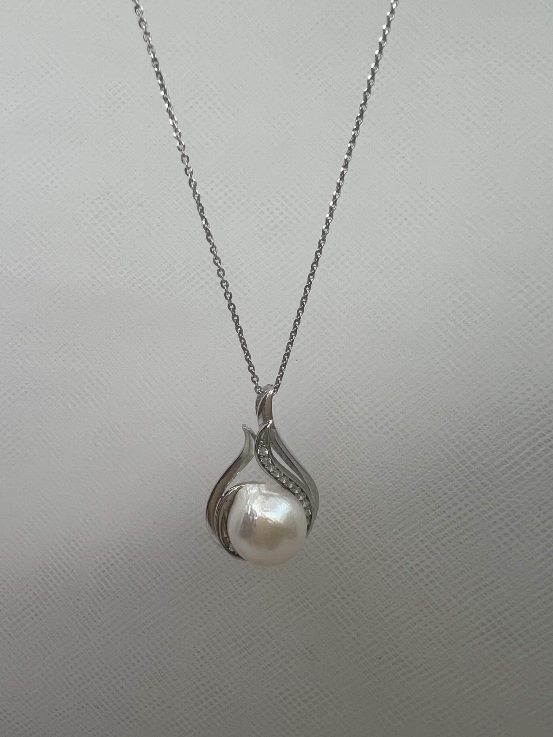 Collar de plata con colgante de perla natural