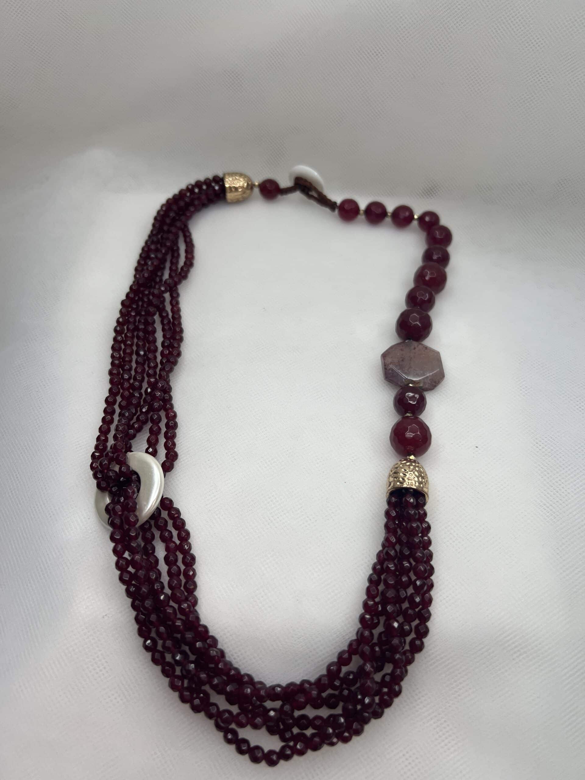 Collar de ágatas con rubí natural