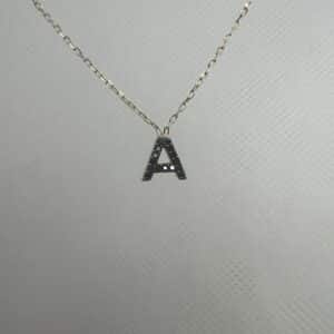 Collar de plata chapado en oro amarillo con letra de con circonitas negras