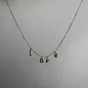 Collar de plata chapada en oro rosa y colgantes de letras