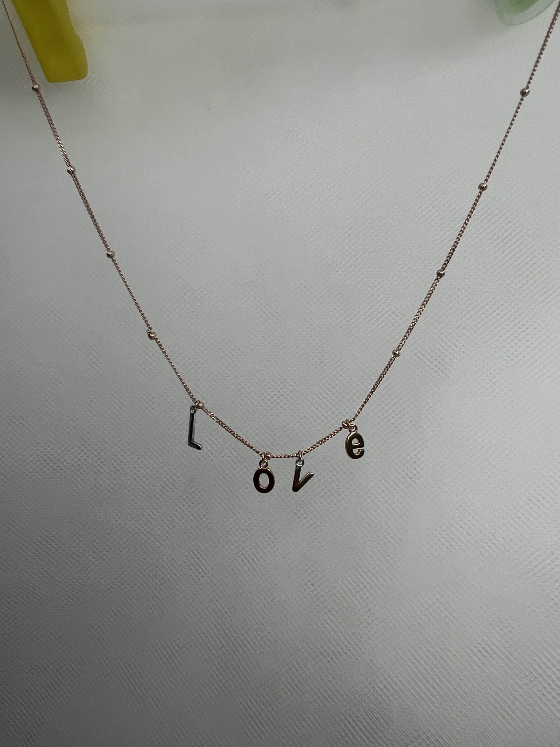 Collar de plata chapada en oro rosa y colgantes de letras