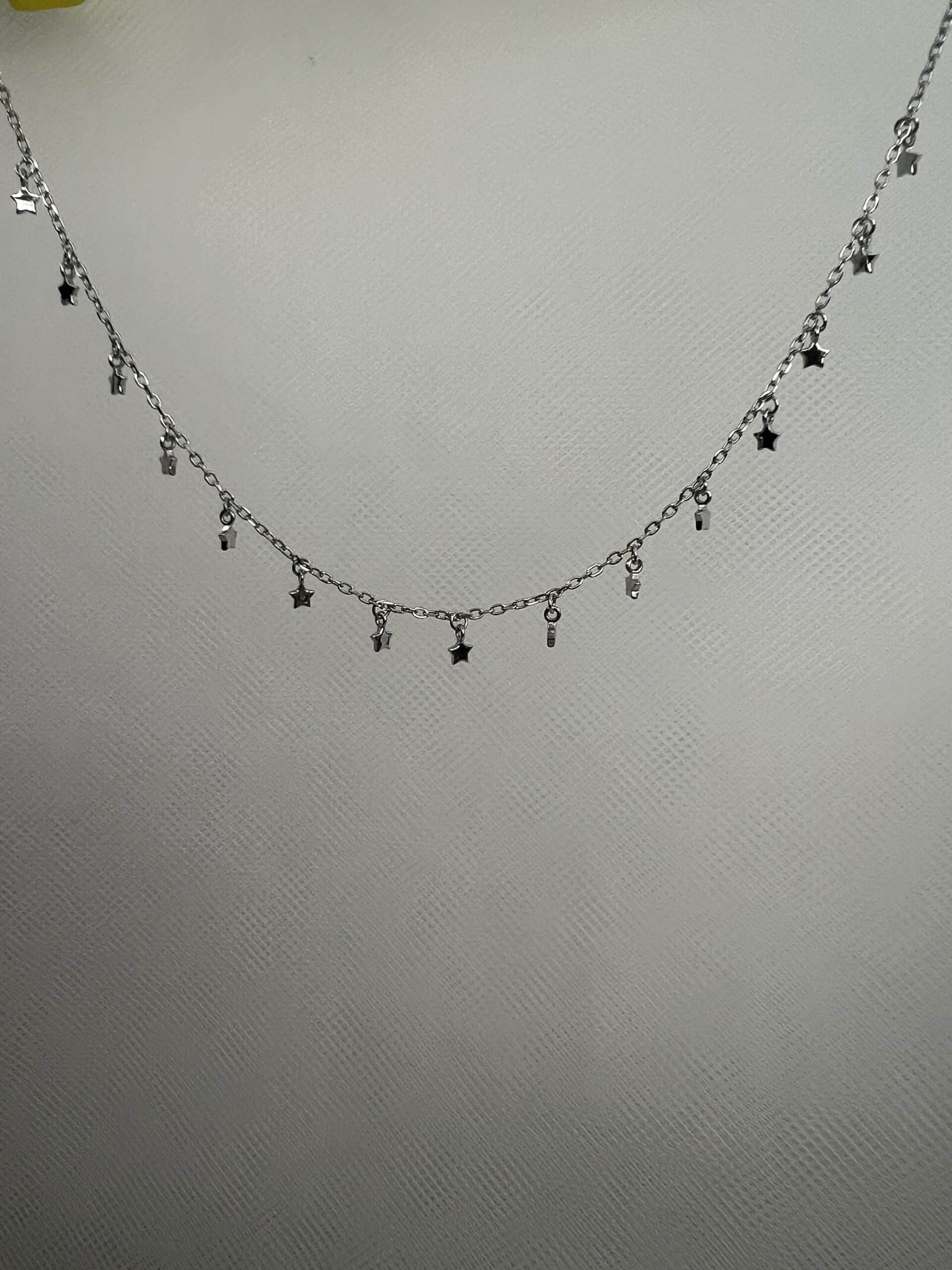 Collar de plata chapada en oro blanco con estrellas