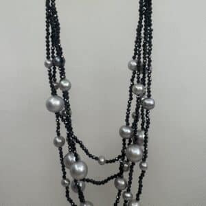 Collar de espinelas azules y perlas grises naturales.