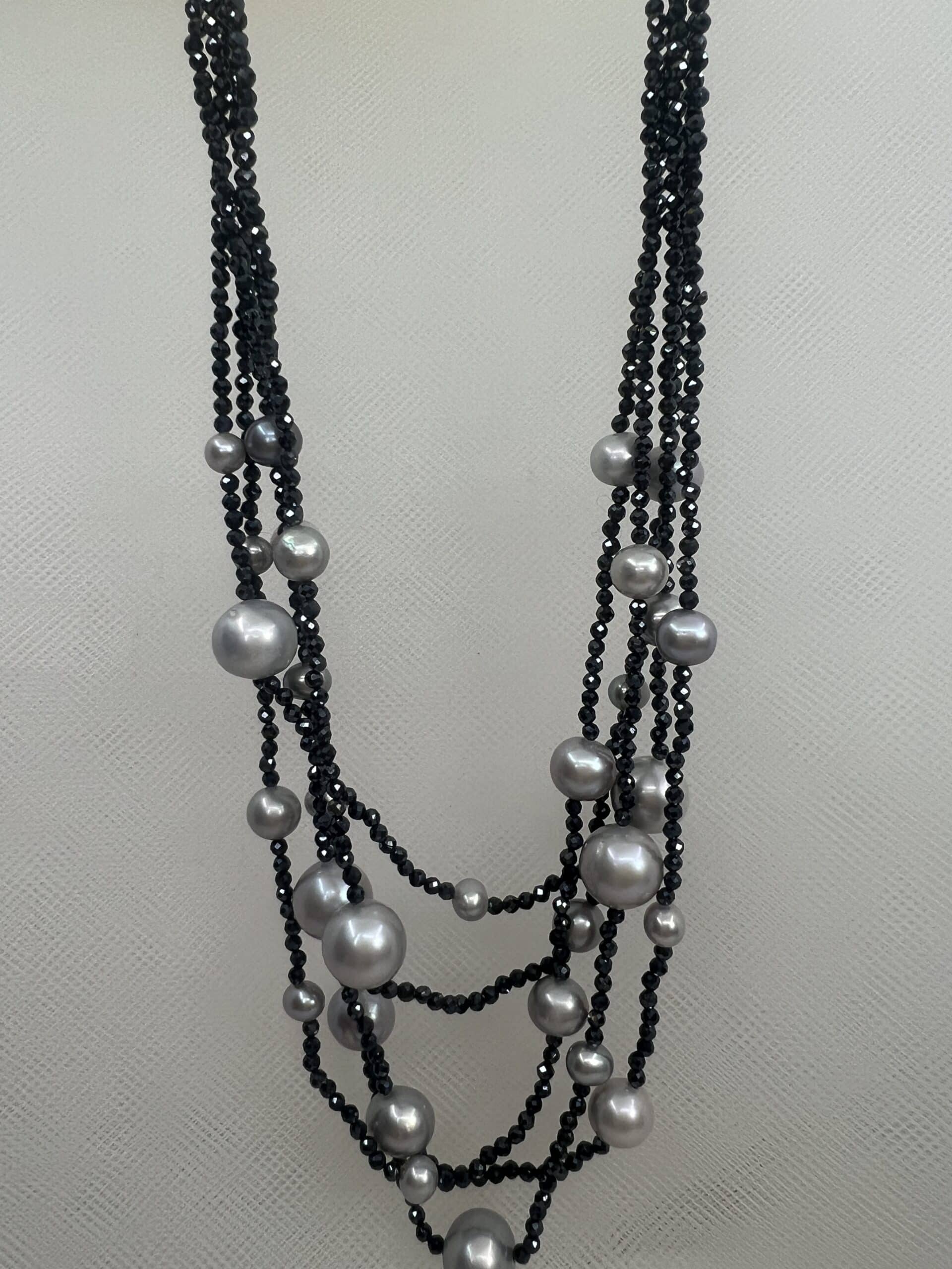 Collar de espinelas azules y perlas grises naturales.