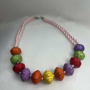 Collar de cordon doble de seda con howlitas de colores teñidas.