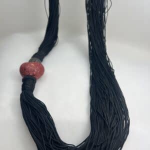 Collar de hilos de macrame con adorno de corazon y bola metalica.