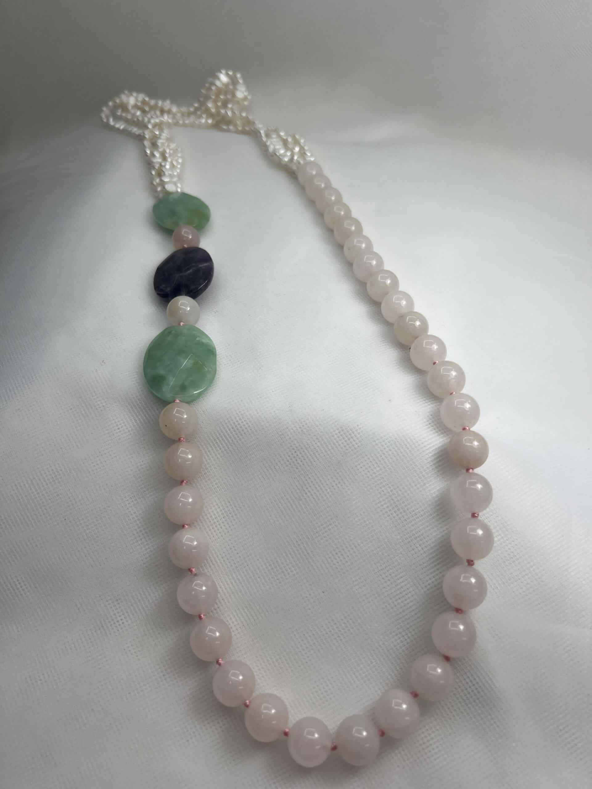 Collar de perlas agatas y cuarzo rosa.