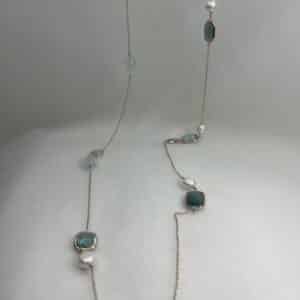 Collar de plata chapada en oro rosa con piedras y perlas naturales.